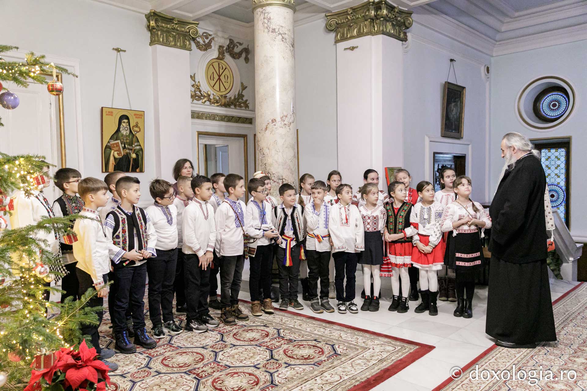 Școala „Ștefan Bârsănescu” – Colindători la Reședința Mitropolitană 2023
