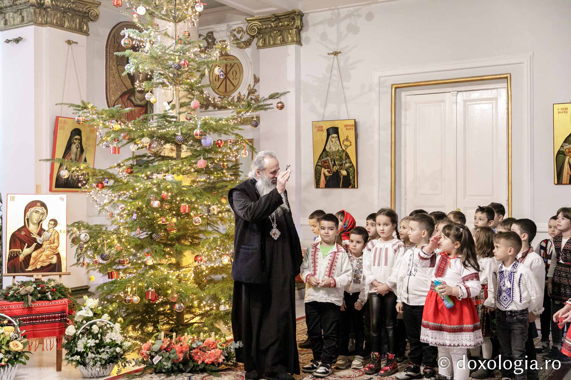 (Foto) Școala Gimnazială „Veronica Micle”, grupa mare și clasa pregătitoare – Colindători la Reședința Mitropolitană 2023