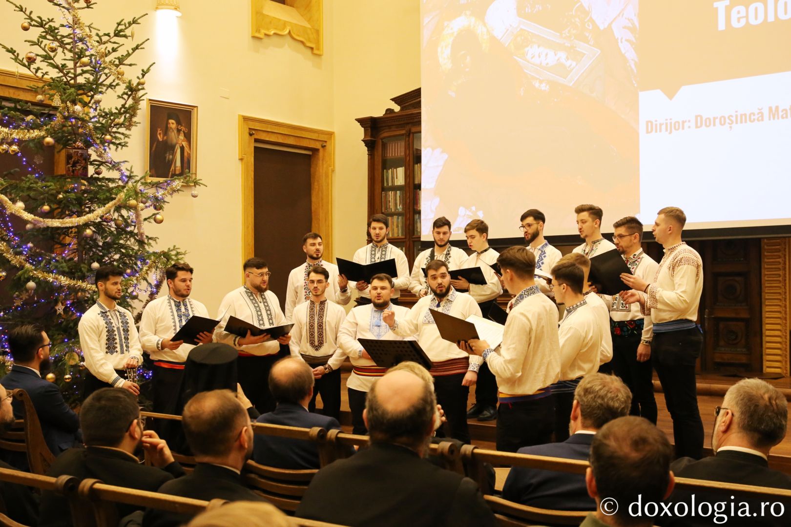 cor de colindători la serbarea de Crăciun