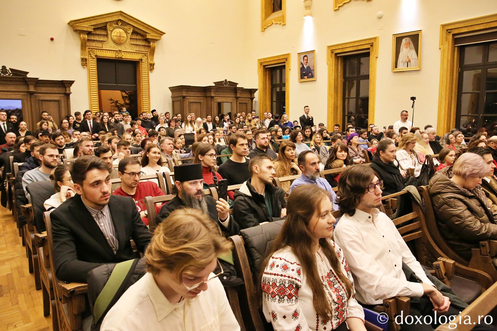 public prezent la serbarea de Crăciun