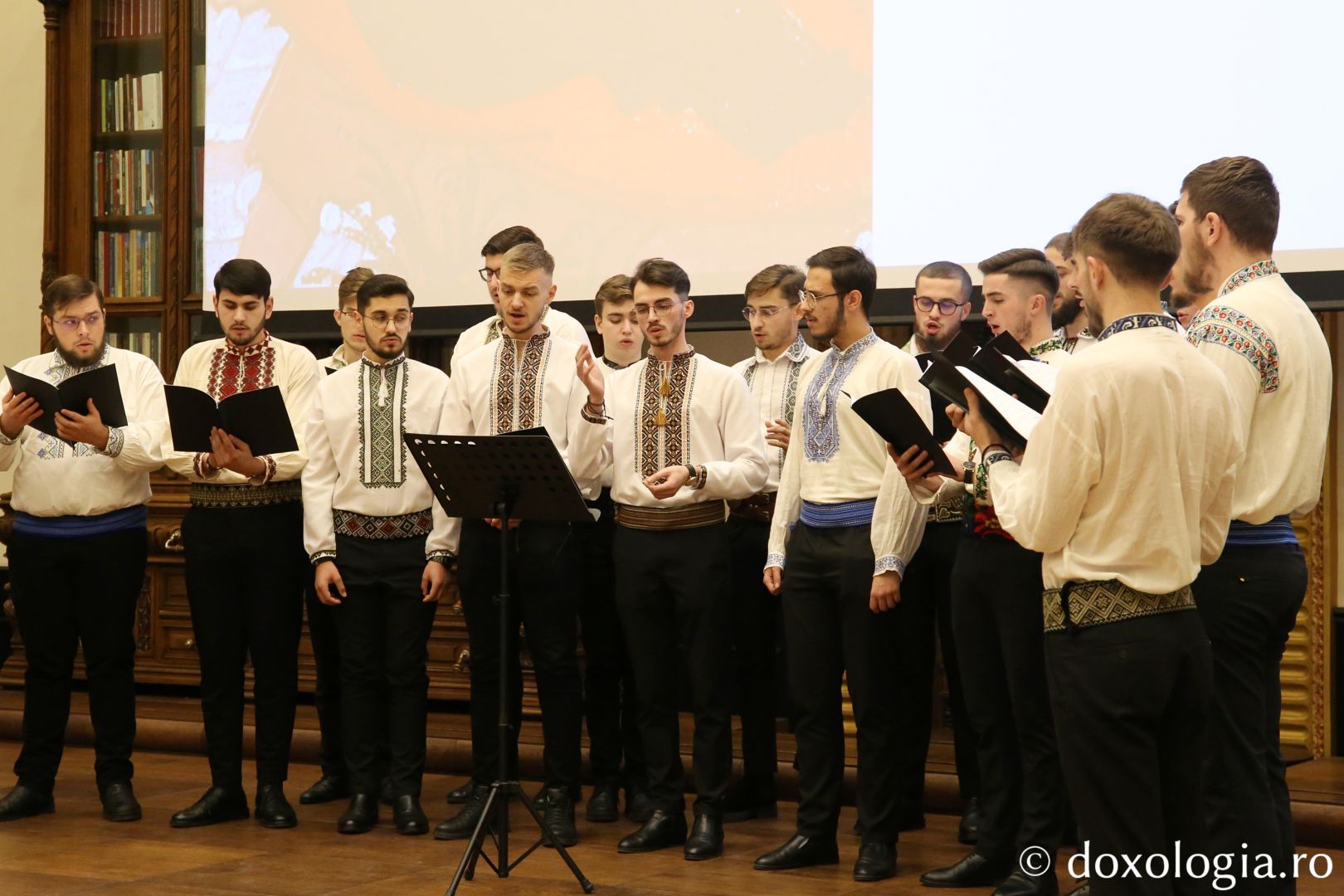 cor de colindători la serbarea de Crăciun