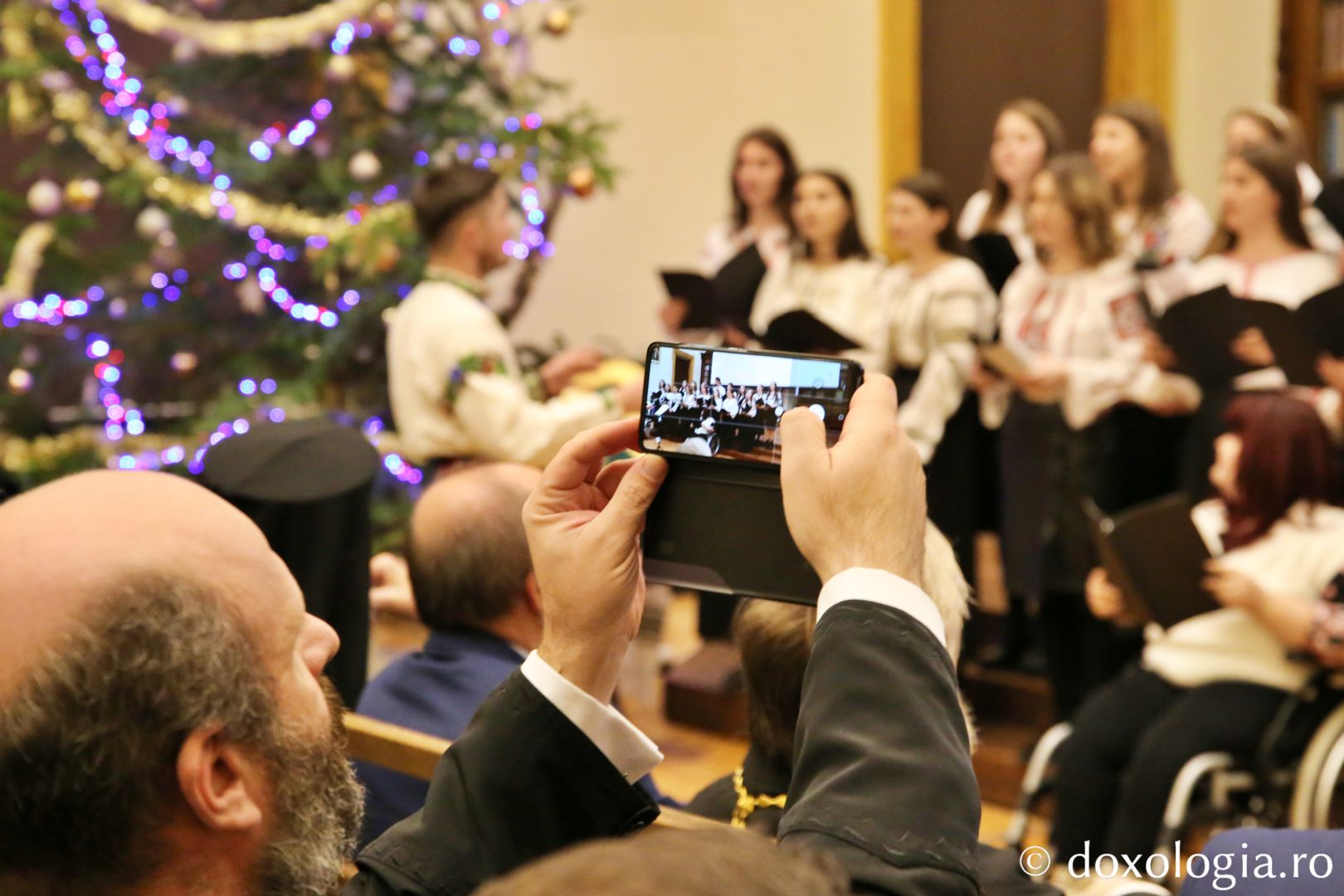 cor de colindători la serbarea de Crăciun