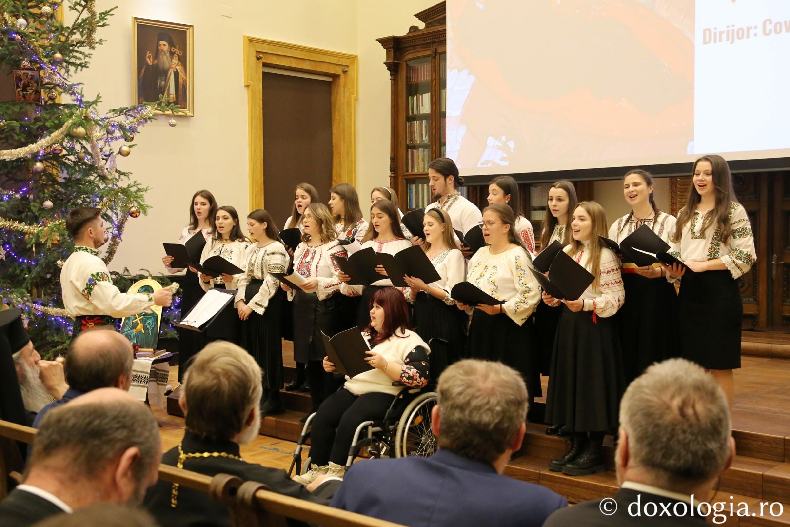 cor de colindători la serbarea de Crăciun
