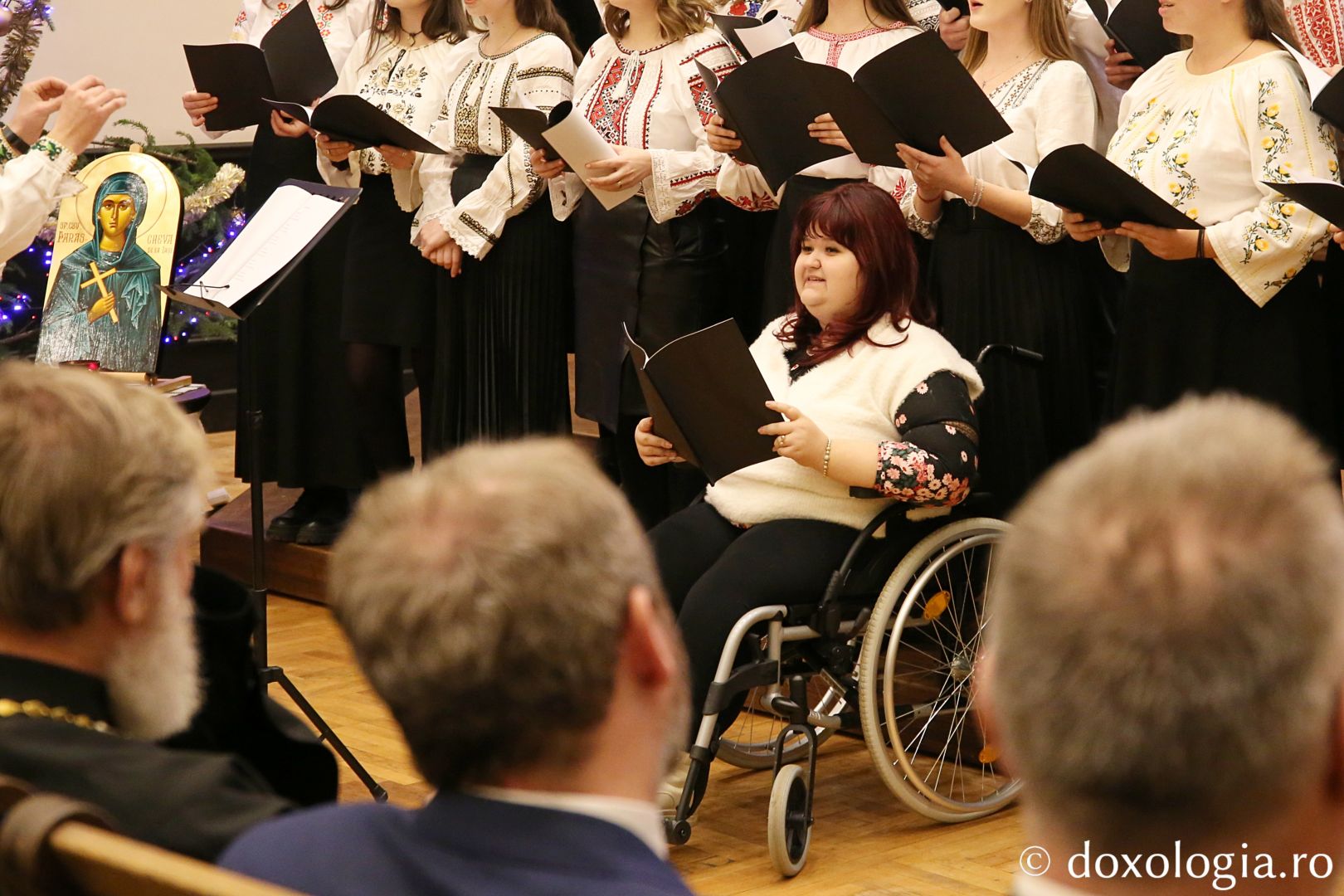 cor de colindători la serbarea de Crăciun