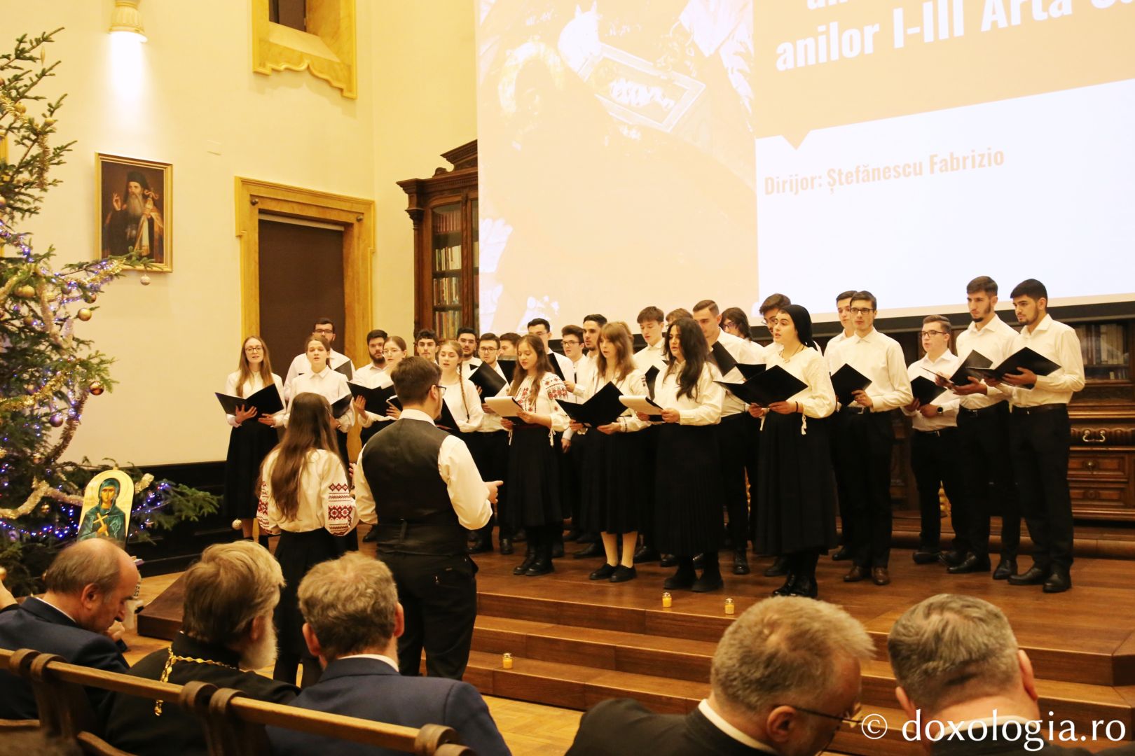 cor de colindători la serbarea de Crăciun