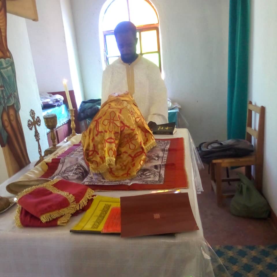 Preot slujind Sfanta Liturghie