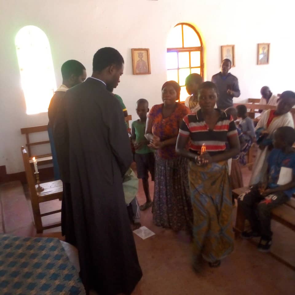 Credinciosi in Tanzania la Sfanta Liturghie
