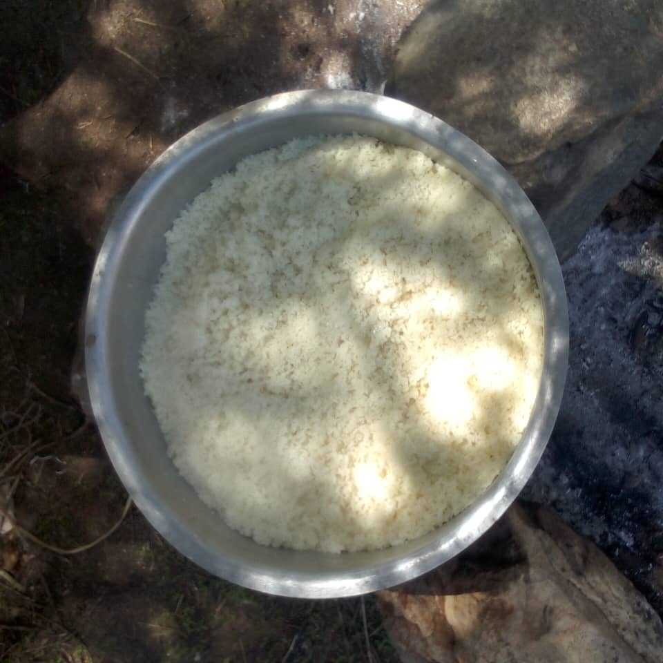 Pregatirea orezului pentru masa de hram in Tanzania