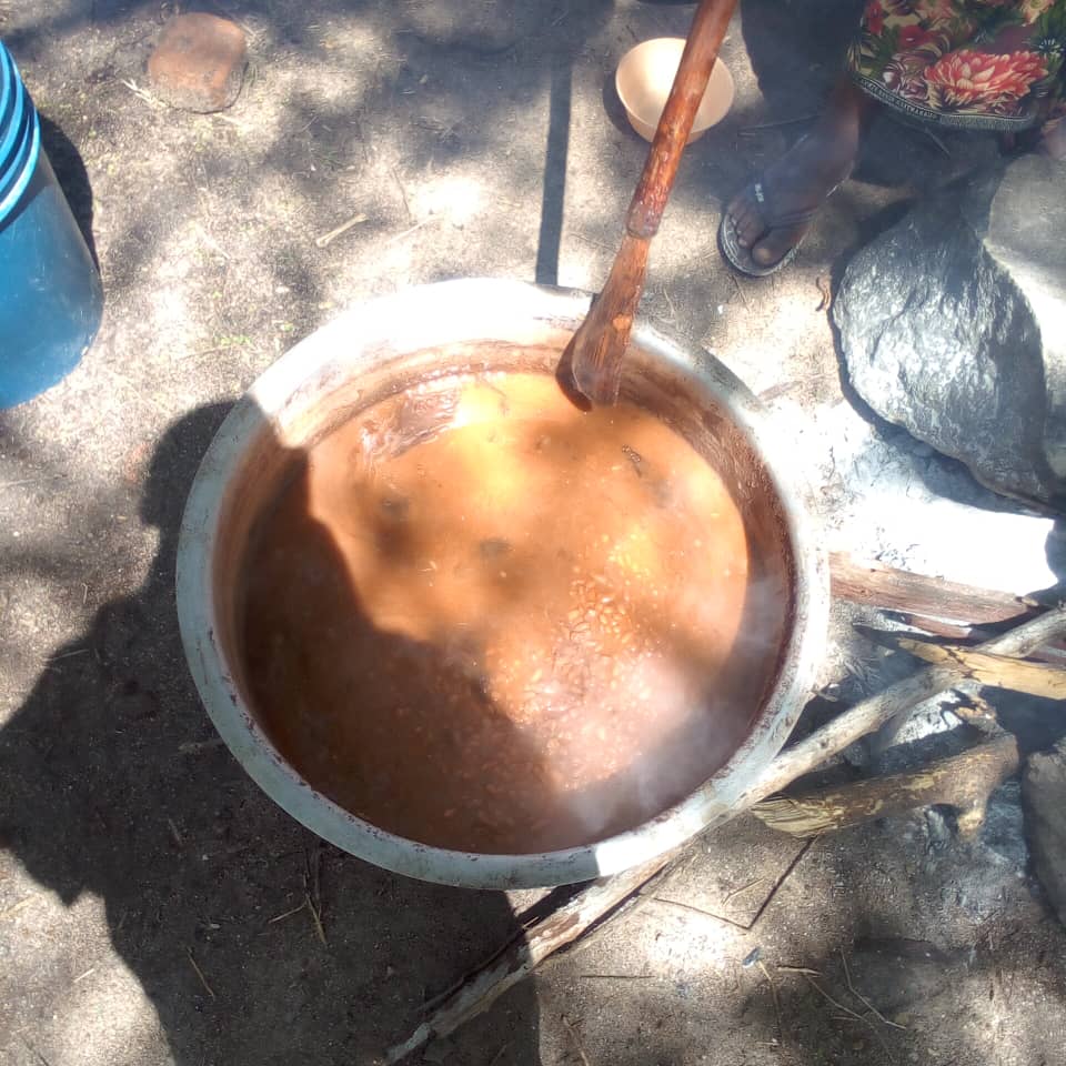 Pregatirea peştelui uscat la soare, samaki, pentru agapa de dupa liturghie