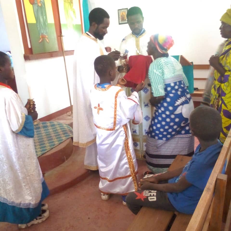 Credinciosi impartasinsu-se