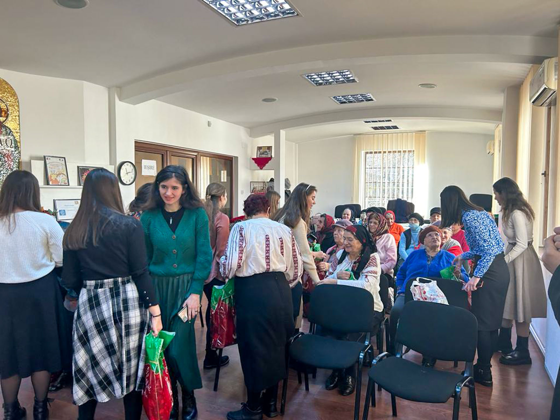 Studenții teologi ieșeni au oferit daruri și colinde persoanelor vulnerabile din Arhiepiscopia Iașilor