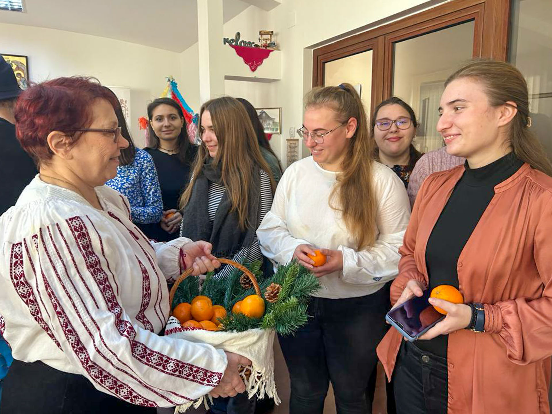 Studenții teologi ieșeni au oferit daruri și colinde persoanelor vulnerabile din Arhiepiscopia Iașilor