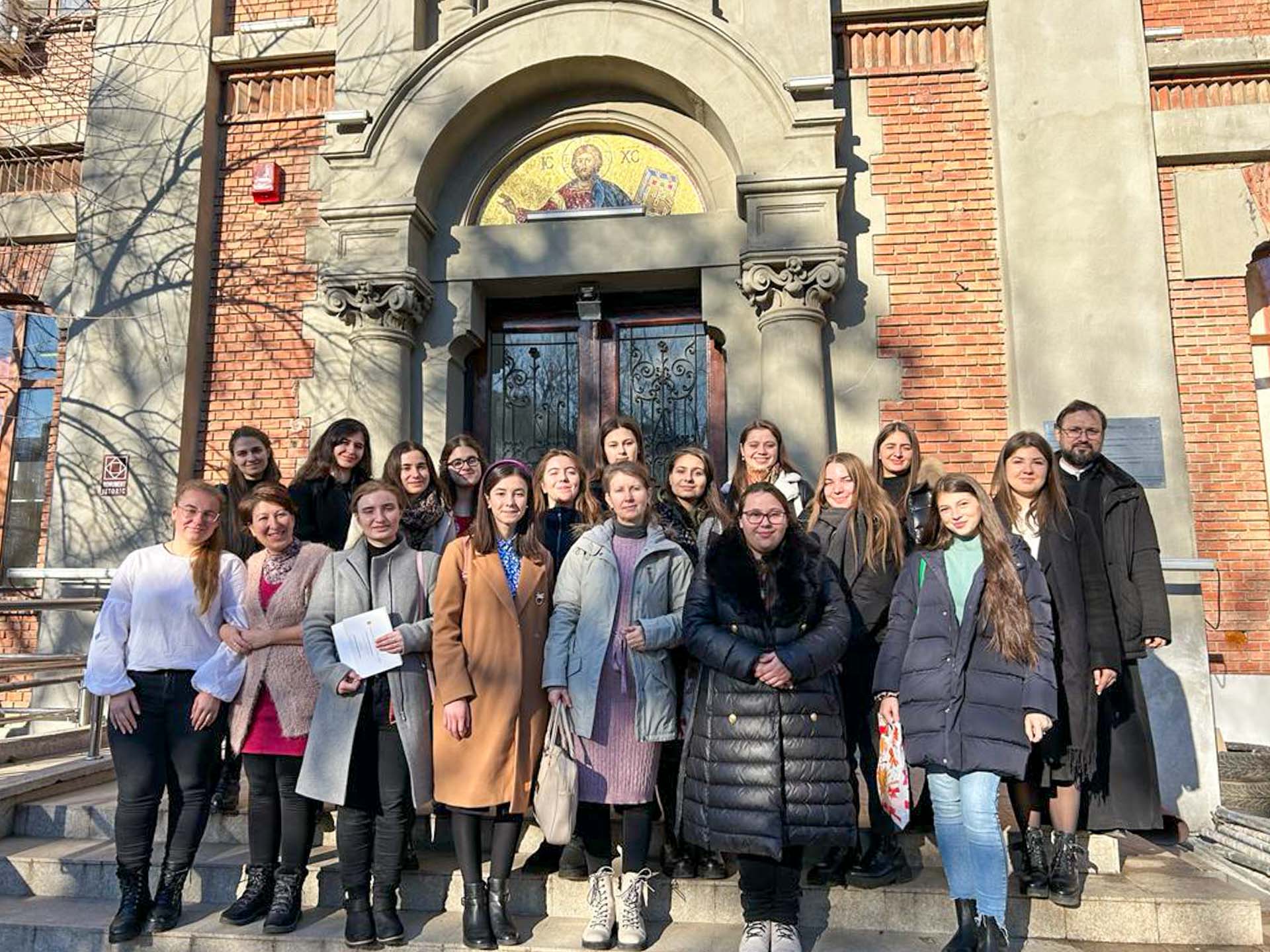 Studenții teologi ieșeni au oferit daruri și colinde persoanelor vulnerabile din Arhiepiscopia Iașilor