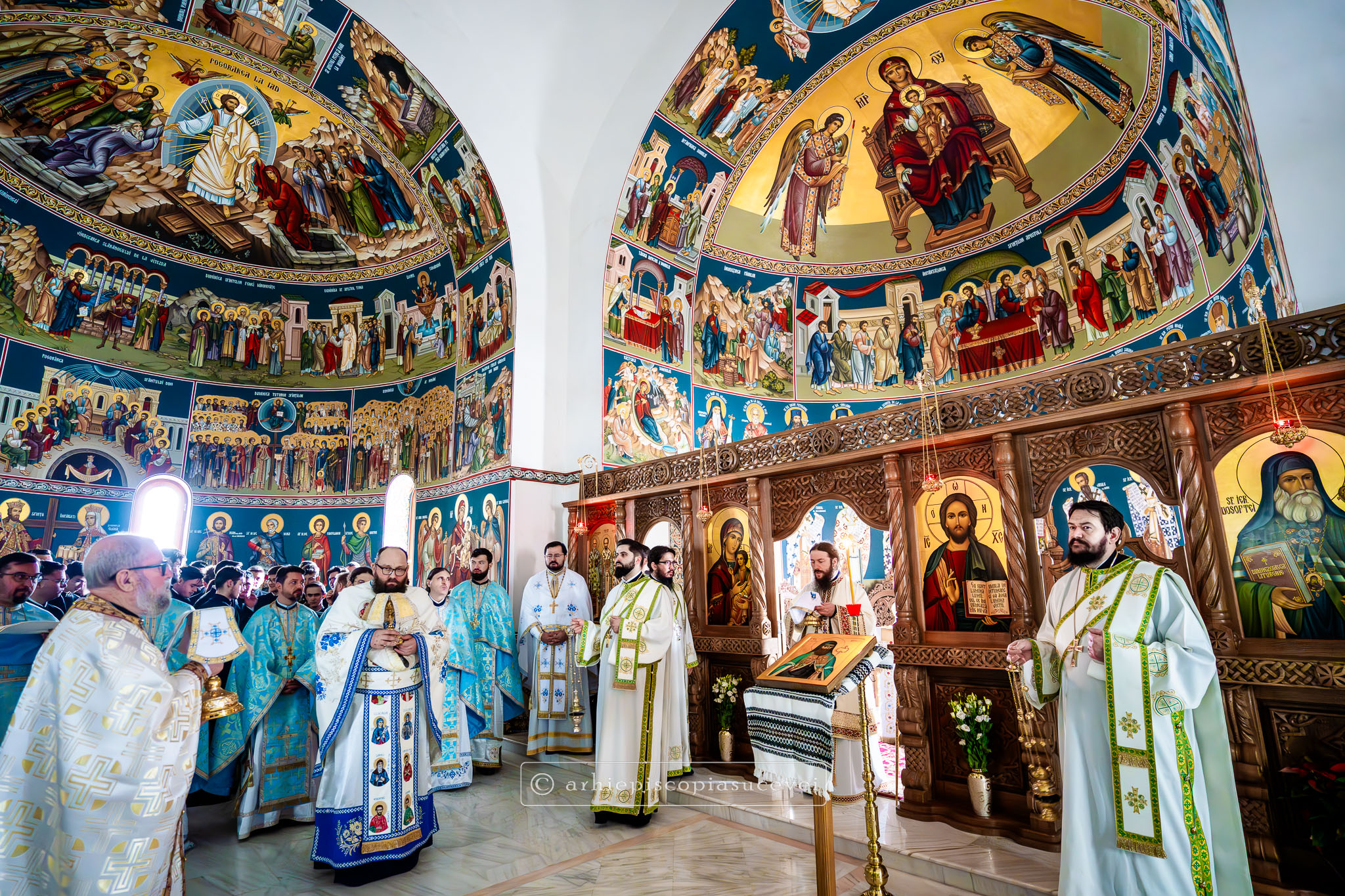 Sfântul Ierarh Dosoftei a fost sărbătorit la Seminarul Teologic Liceal Ortodox din Suceava / Foto: Irina Ursachi sobor slujind Sfânta Liturghie