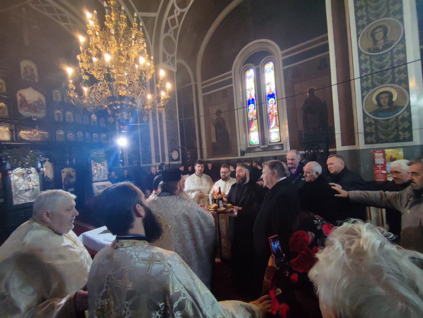 preoți săvârșind o slujbă de Te Deum