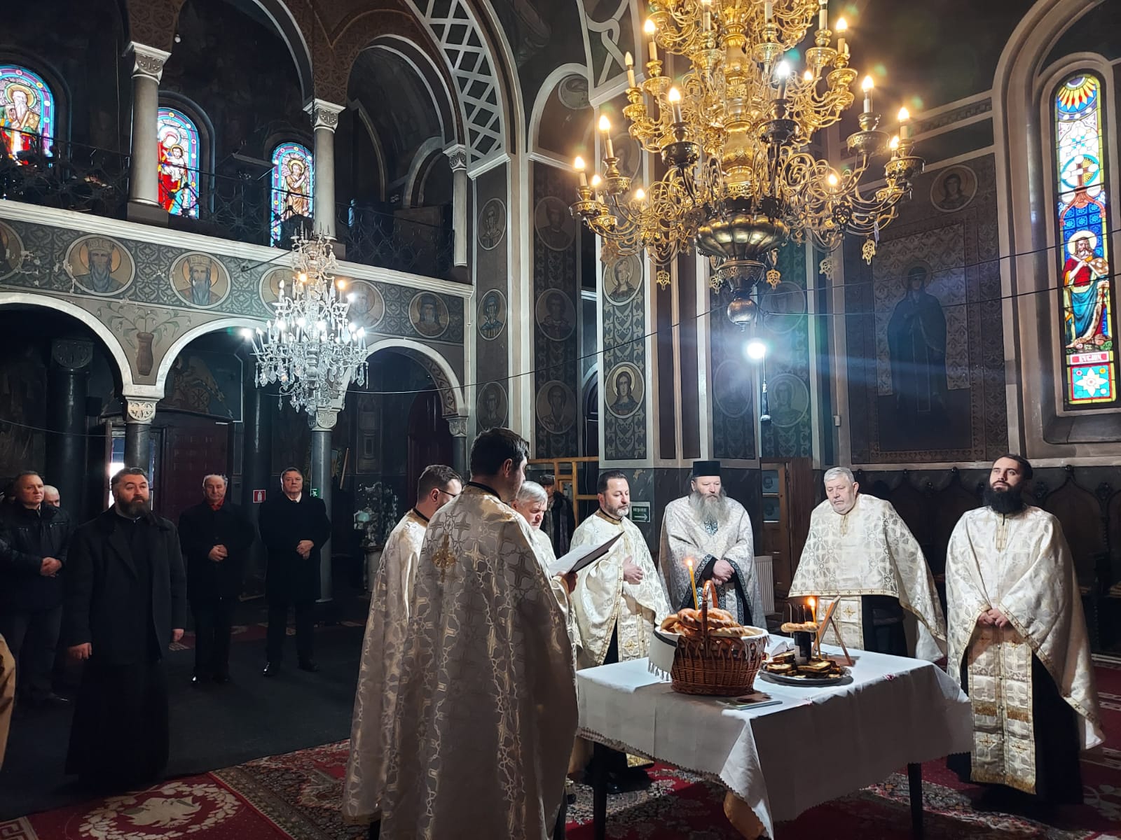 preoți săvârșind o slujbă de Te Deum