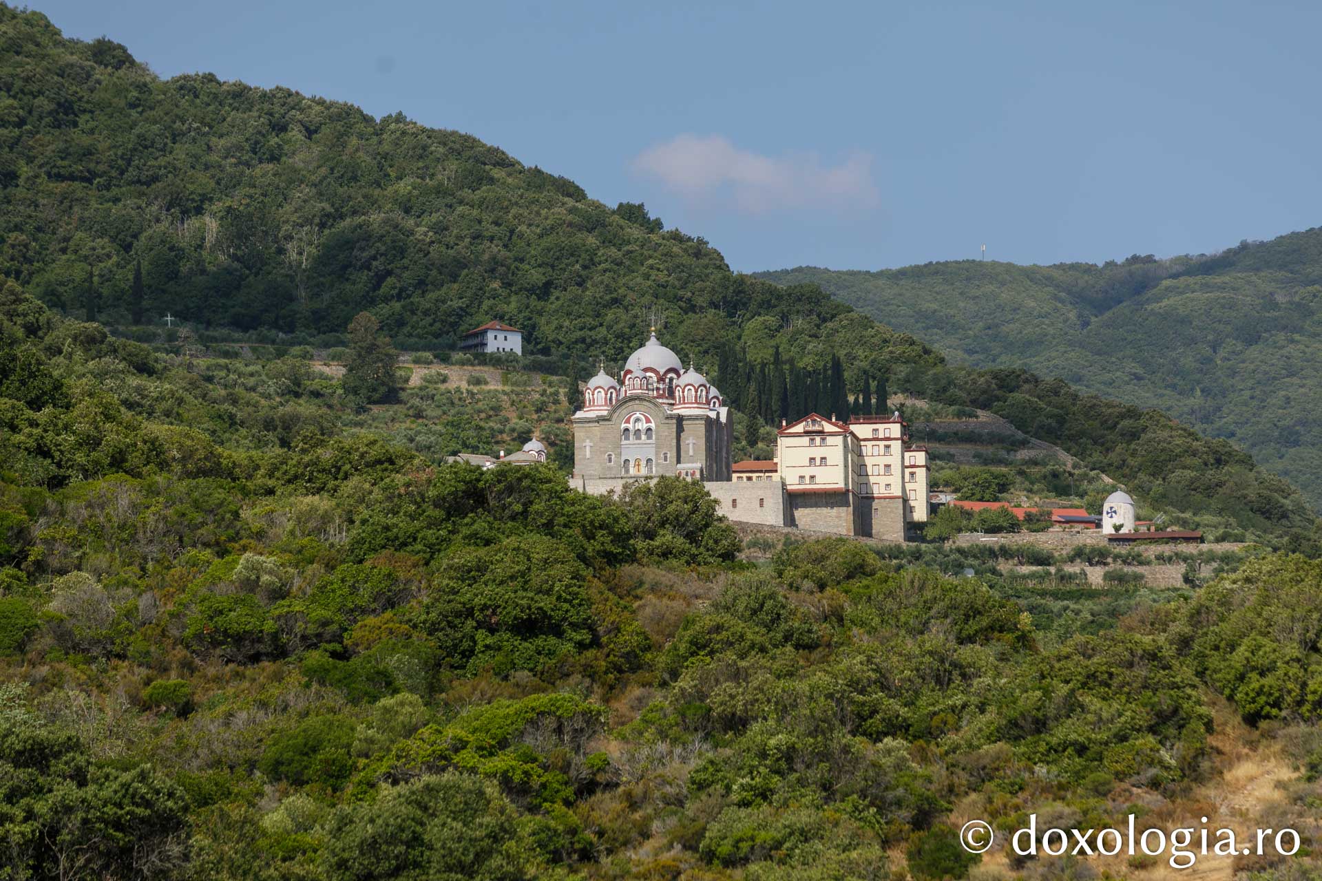 Schitul „Sfântul Ilie” - vedere de pe mare / Foto: Pr. Silviu Cluci Schitul „Sfântul Ilie” – Athos