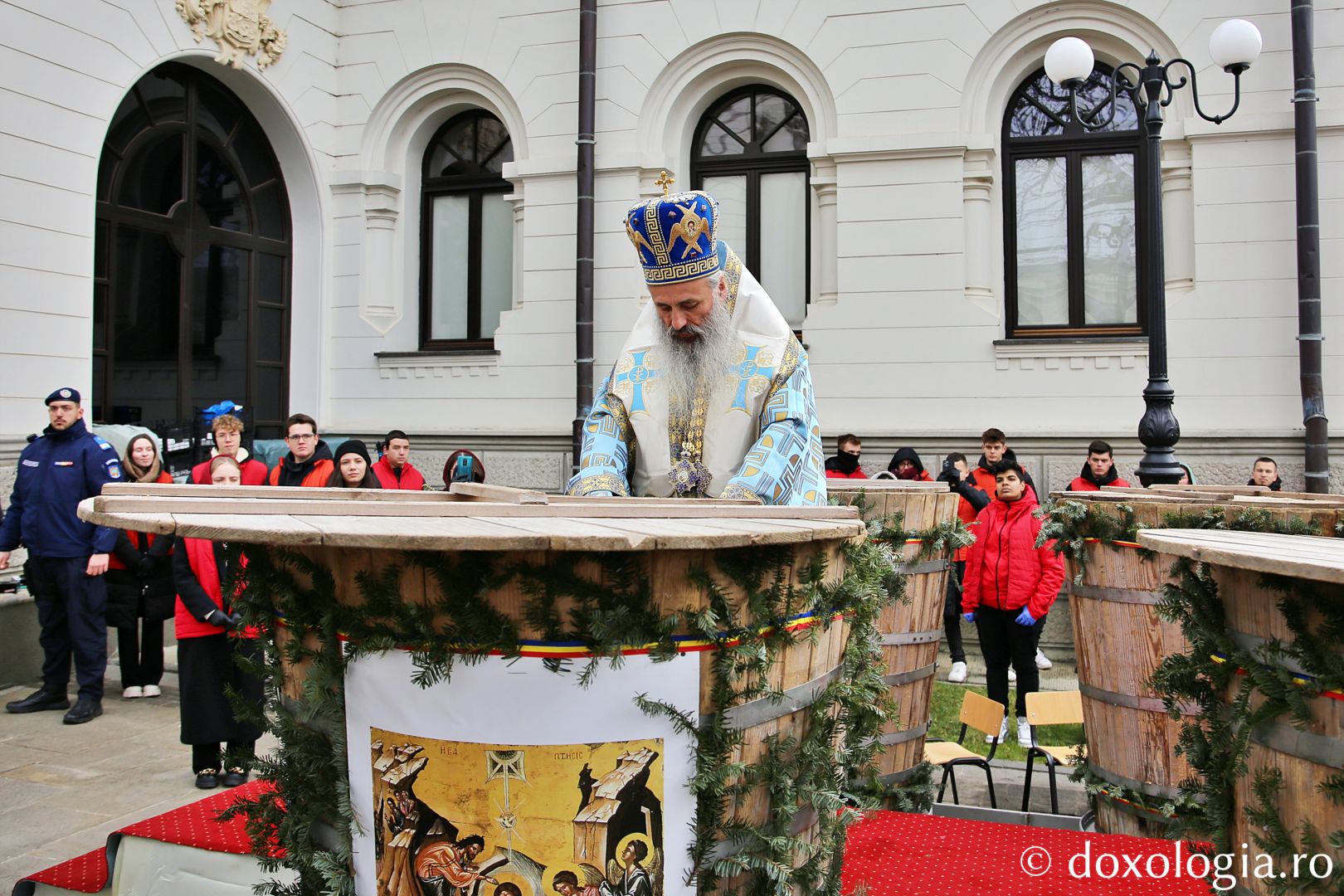 IPS Teofan binecuvântând apa sfințită de Bobotează, la Catedrala Mitropolitană din Iași