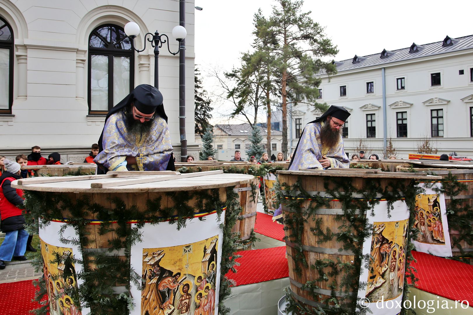 Preoți binecuvântând apa sfințită de Bobotează