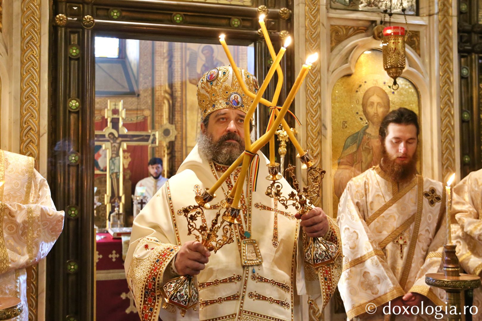 Slujbă arhierească la hramul Mănăstirii „Sfinții Trei Ierarhi” din Iași