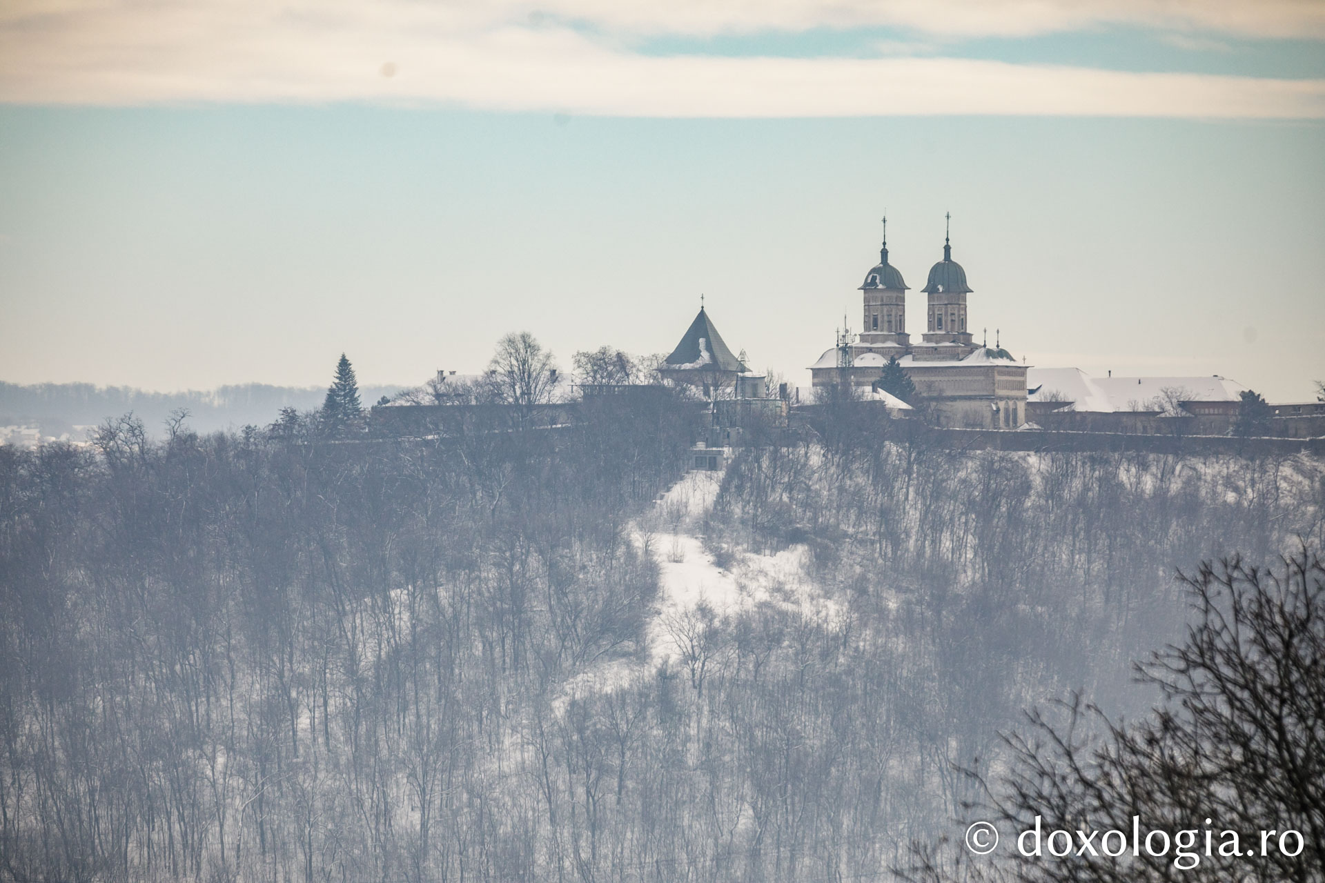 Mănăstirea Cetățuia / Foto: pr. Silviu Cluci Iașul văzut din balconul Mănăstirii Galata