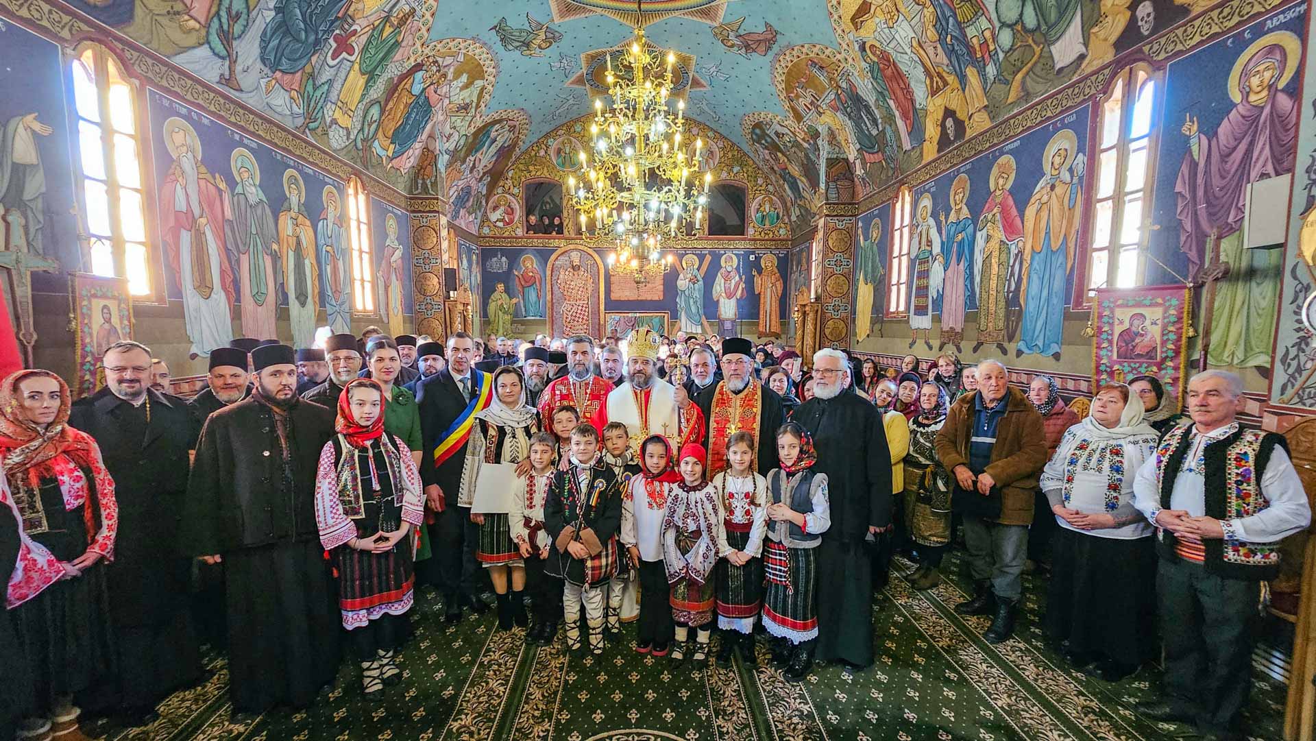 Liturghie arhierească și sfințire de casă socială la Parohia Boboiești