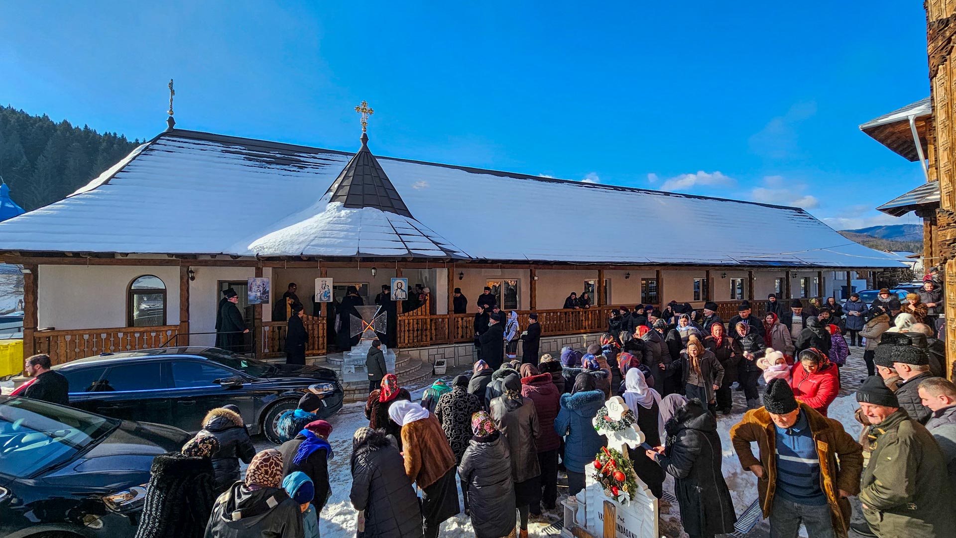 Liturghie arhierească și sfințire de casă socială la Parohia Boboiești