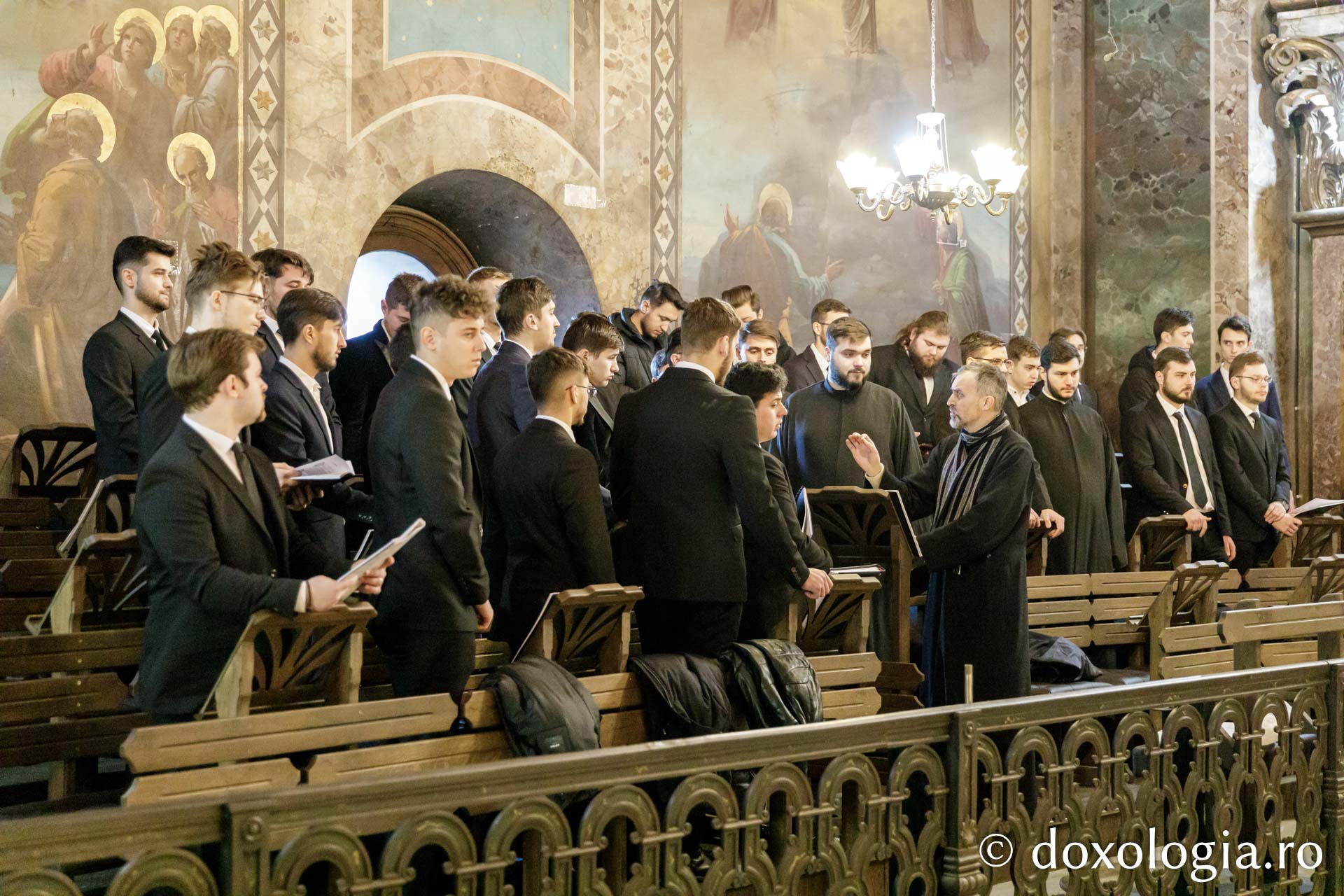 Sfinții Trei Ierarhi, sărbătoriți de studenții teologi ortodocși din capitala Moldovei