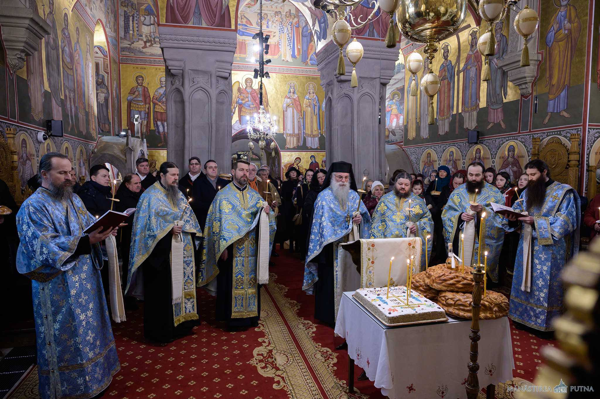 Ziua Culturii Române: 174 de ani de la nașterea poetului Mihai Eminescu, la Mănăstirea Putna / Foto: Mănăstirea Putna sobor de preoți la Mănăstirea Putna