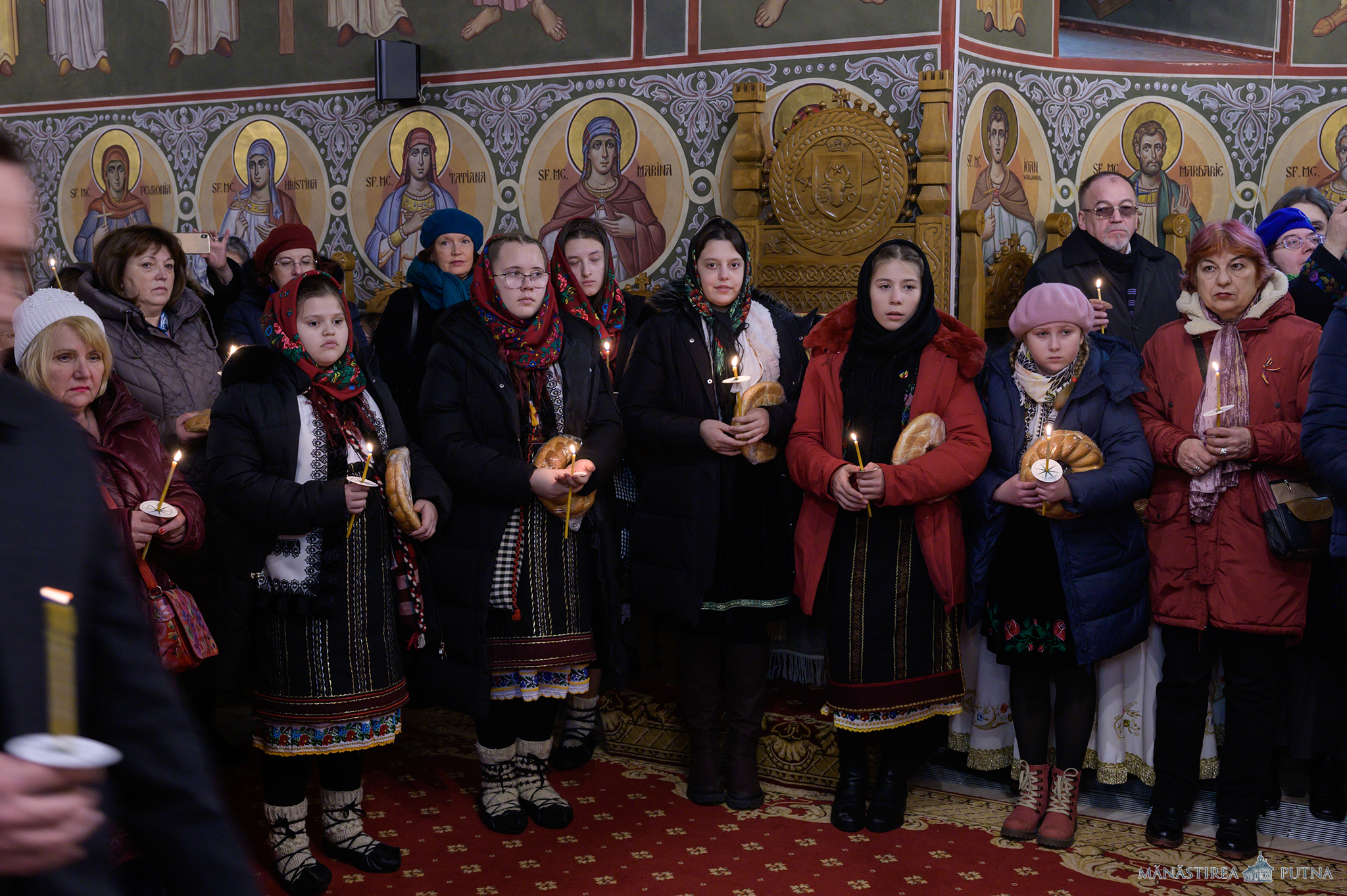 Credincioși la Mănăstirea Putna