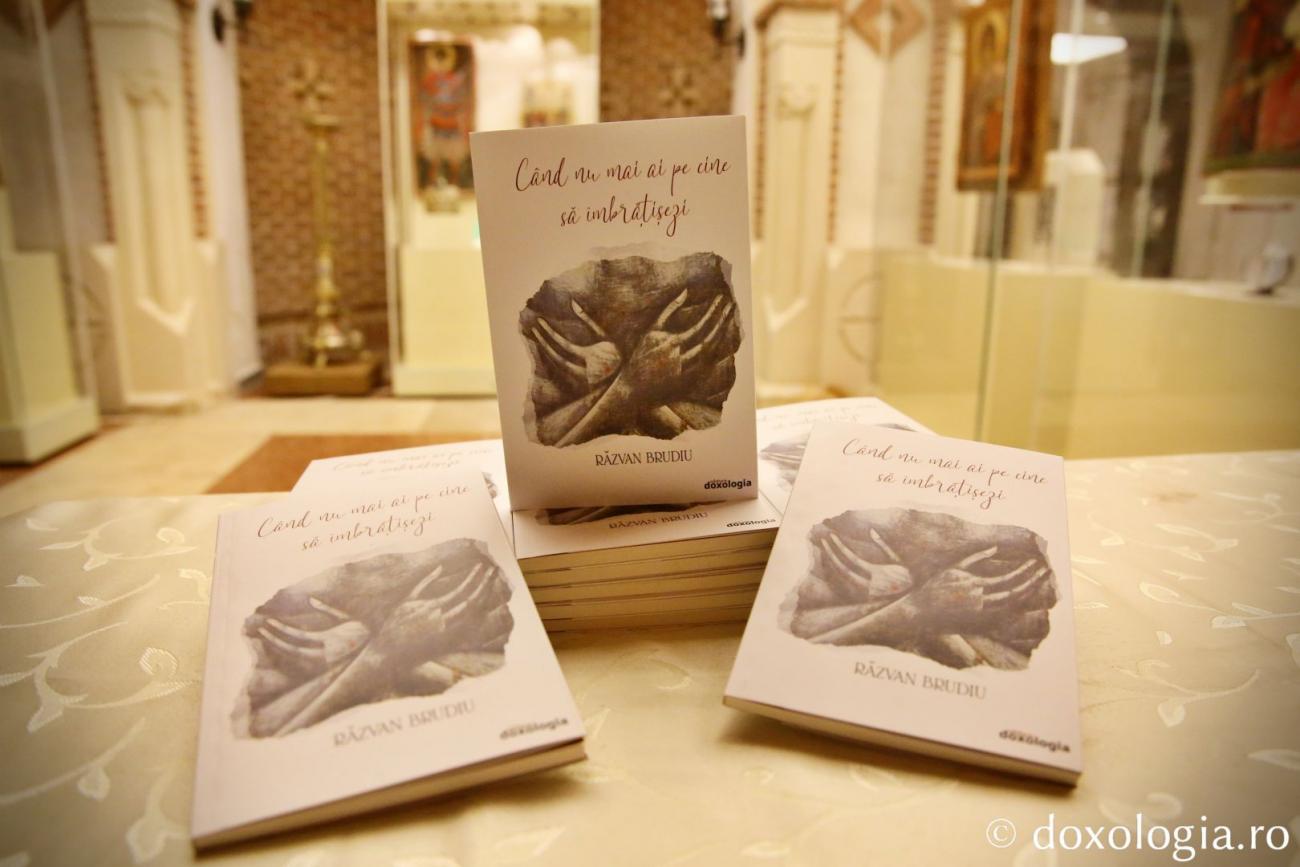 Cartea „Când nu mai ai pe cine să îmbrățișezi”, prezentată la Iași