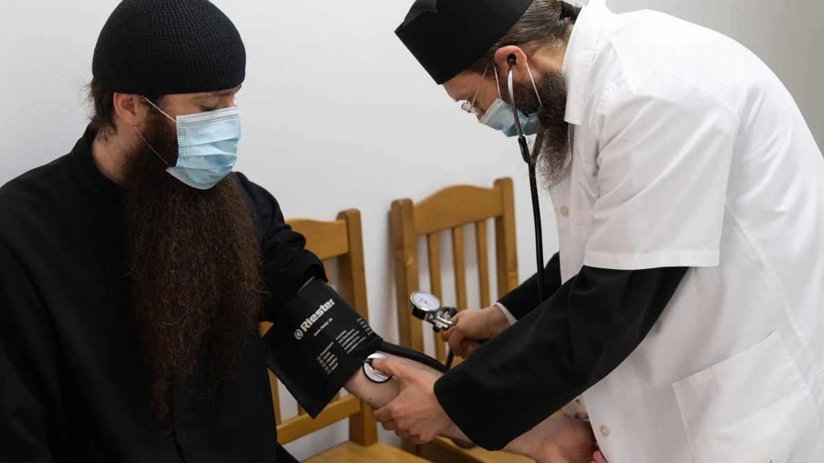 Programul-cadru pentru activitățile dedicate Anului omagial și comemorativ 2024 / Foto: basilica.ro Călugăr-asistent medical