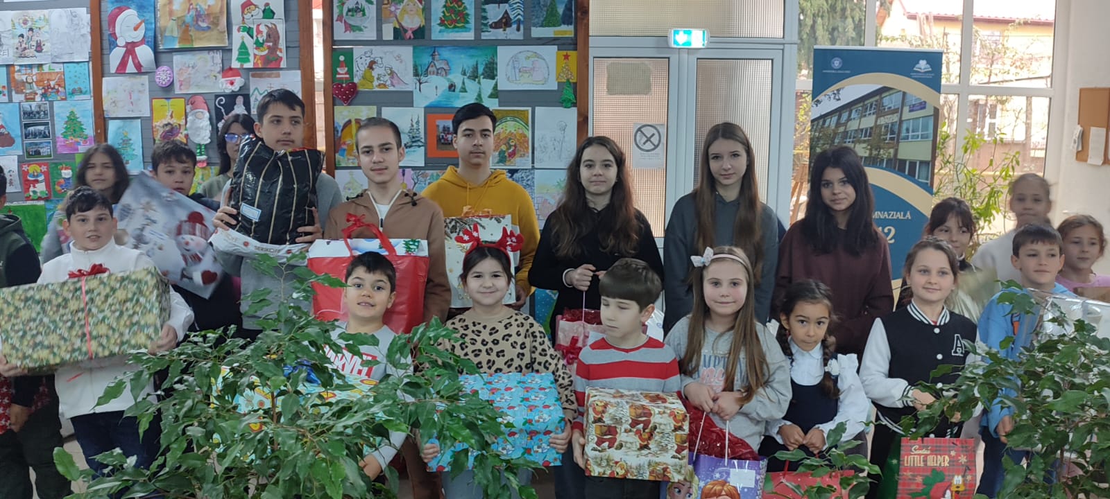 copii cu daruri de crăciun