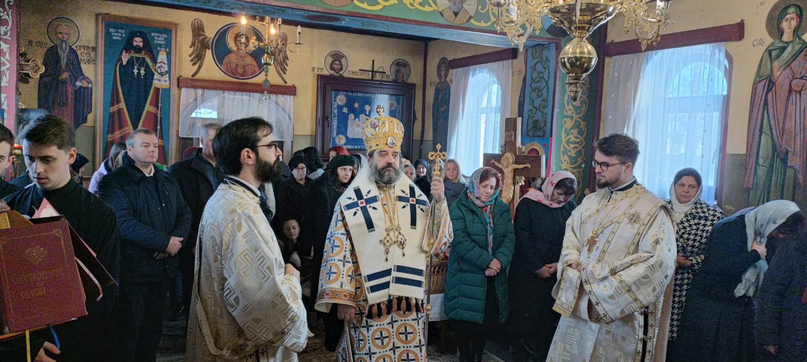 PS Nichifor Botoșăneanul săvârșind Sfânta Liturghie la Parohia „Nașterea Maicii Domnului” Șendreni PS Nichifor Botoșăneanul la Sfânta Liturghie