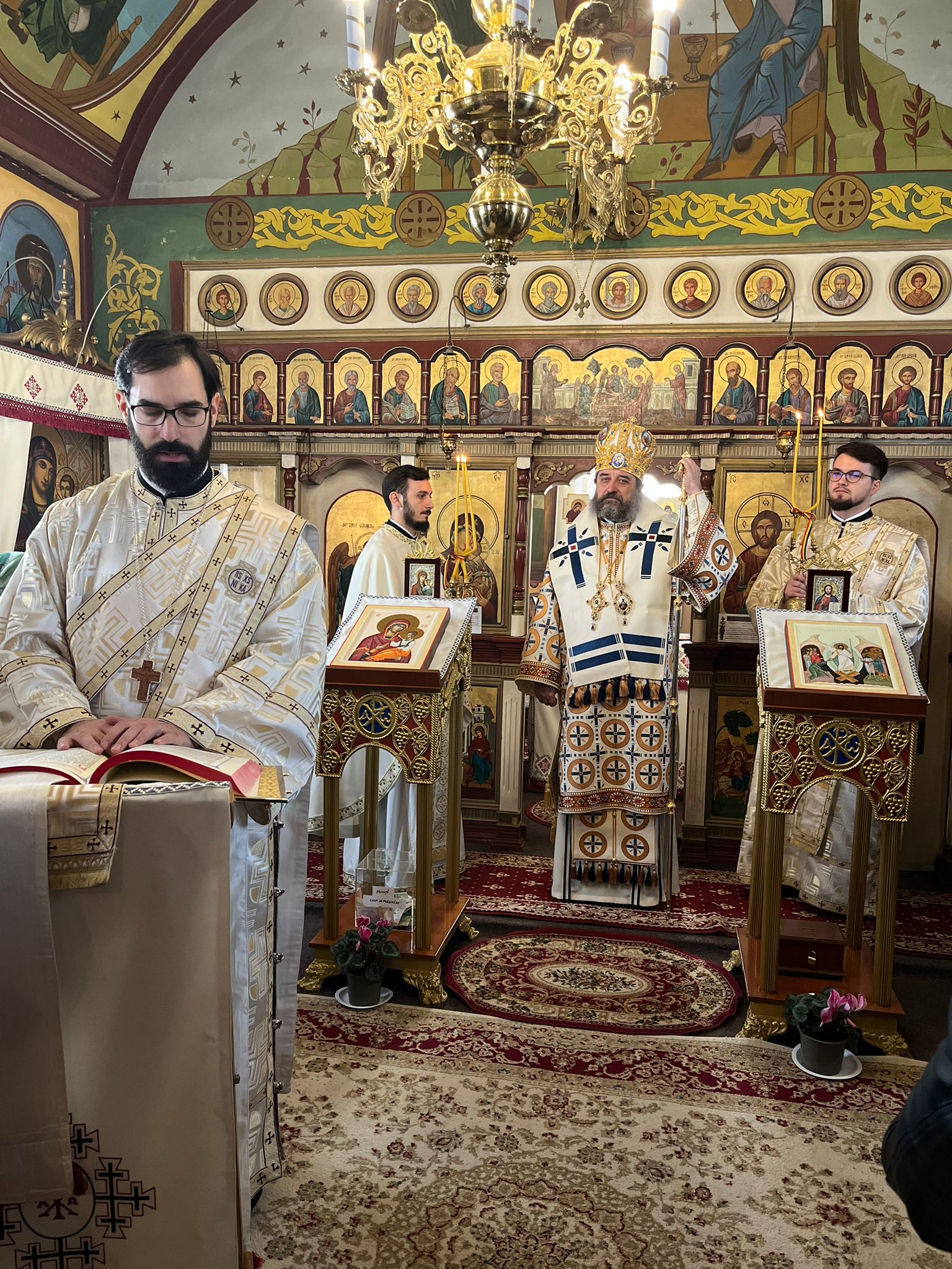 PS Nichifor Botoșăneanul săvârșind Sfânta Liturghie la Parohia „Nașterea Maicii Domnului” Șendreni PS Nichifor Botoșăneanul la Sfânta Liturghie