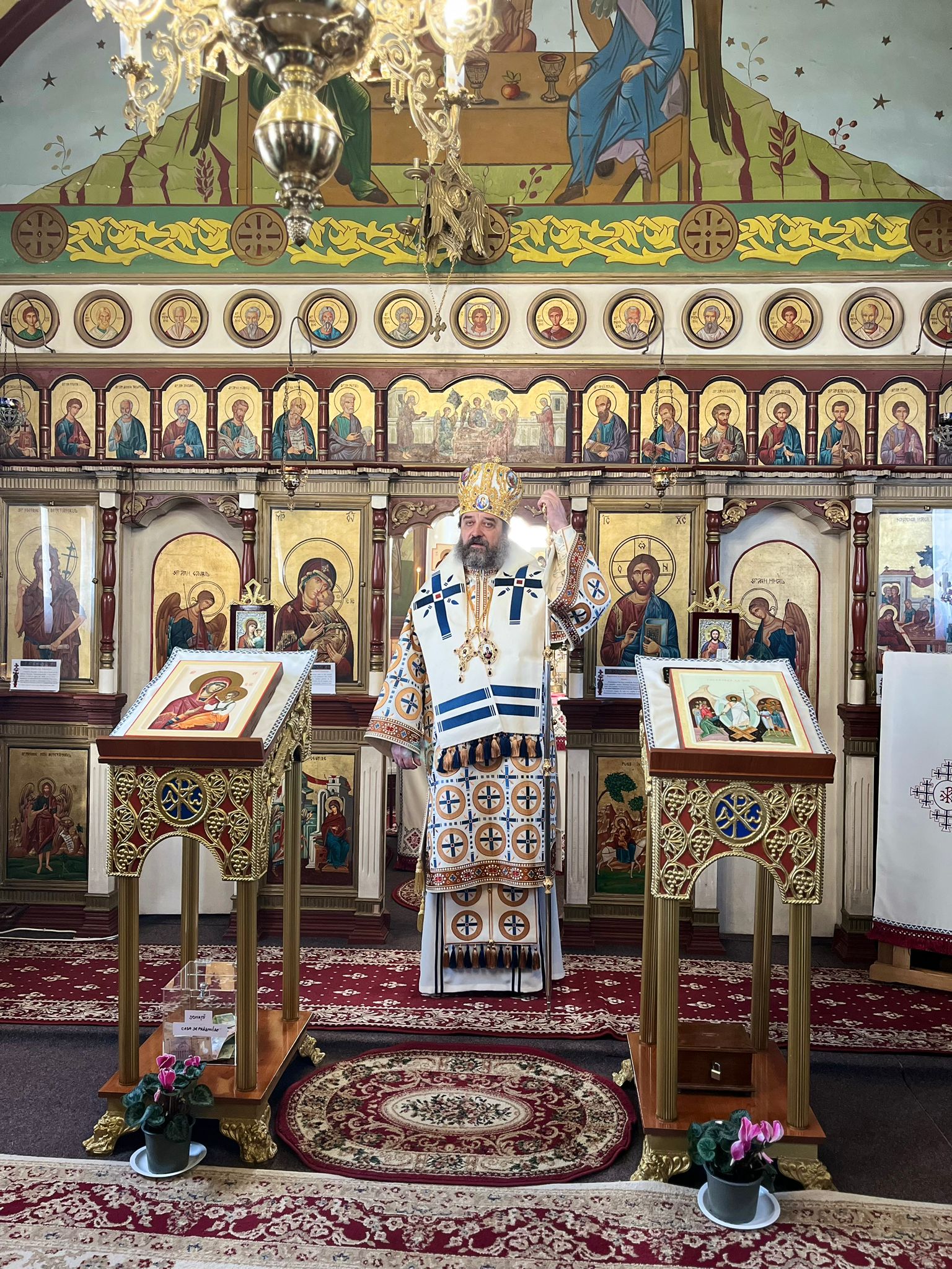 PS Nichifor Botoșăneanul săvârșind Sfânta Liturghie la Parohia „Nașterea Maicii Domnului” Șendreni PS Nichifor Botoșăneanul la Sfânta Liturghie