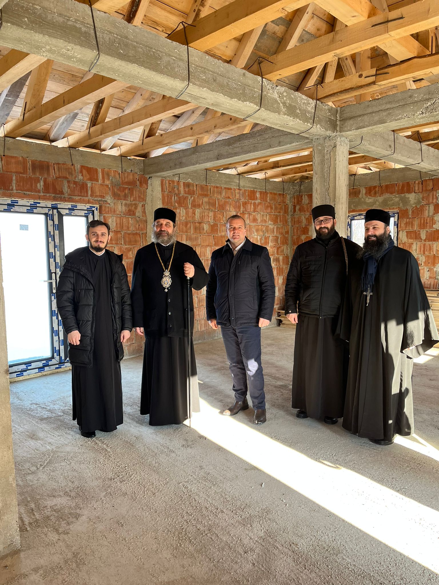 PS Nichifor Botoșăneanul vizitând șantierul casei sociale „Sfânta Teodora de la Sihla” PS Nichifor Botoșăneanul vizitând un șantier