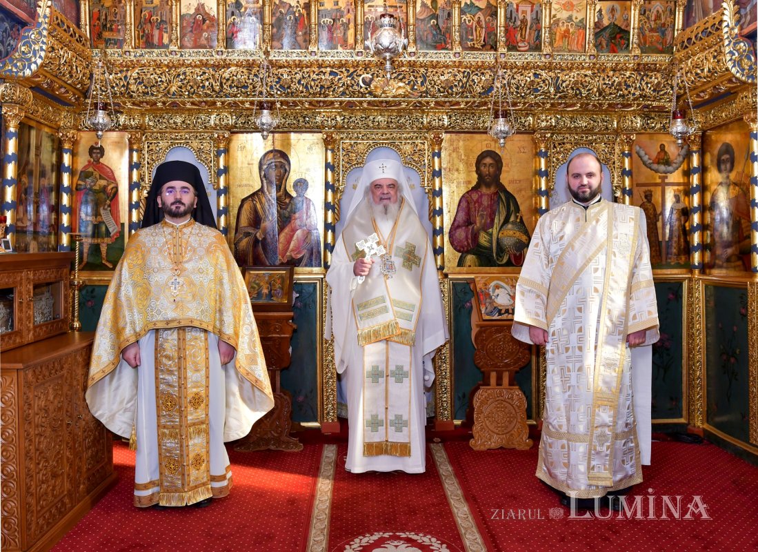 Părintele Patriarh Daniel alături de doi slujitori