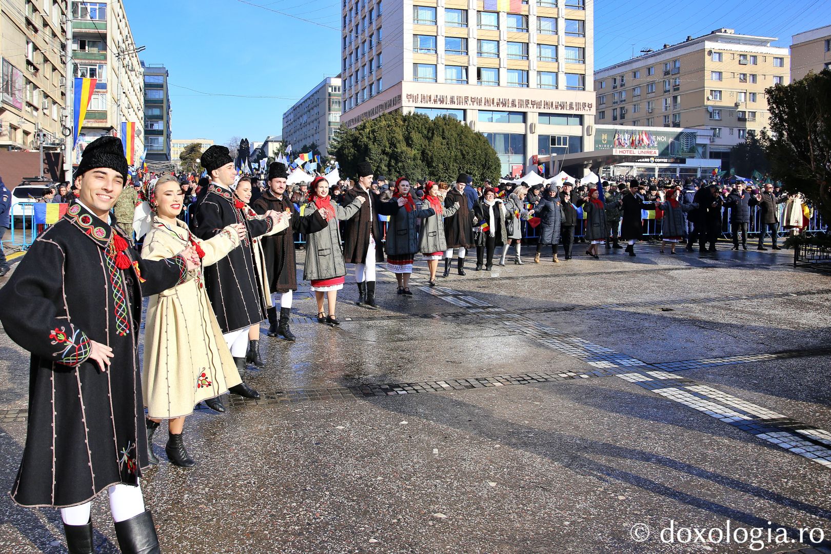 Hora Unirii în Piața Unirii din Iași