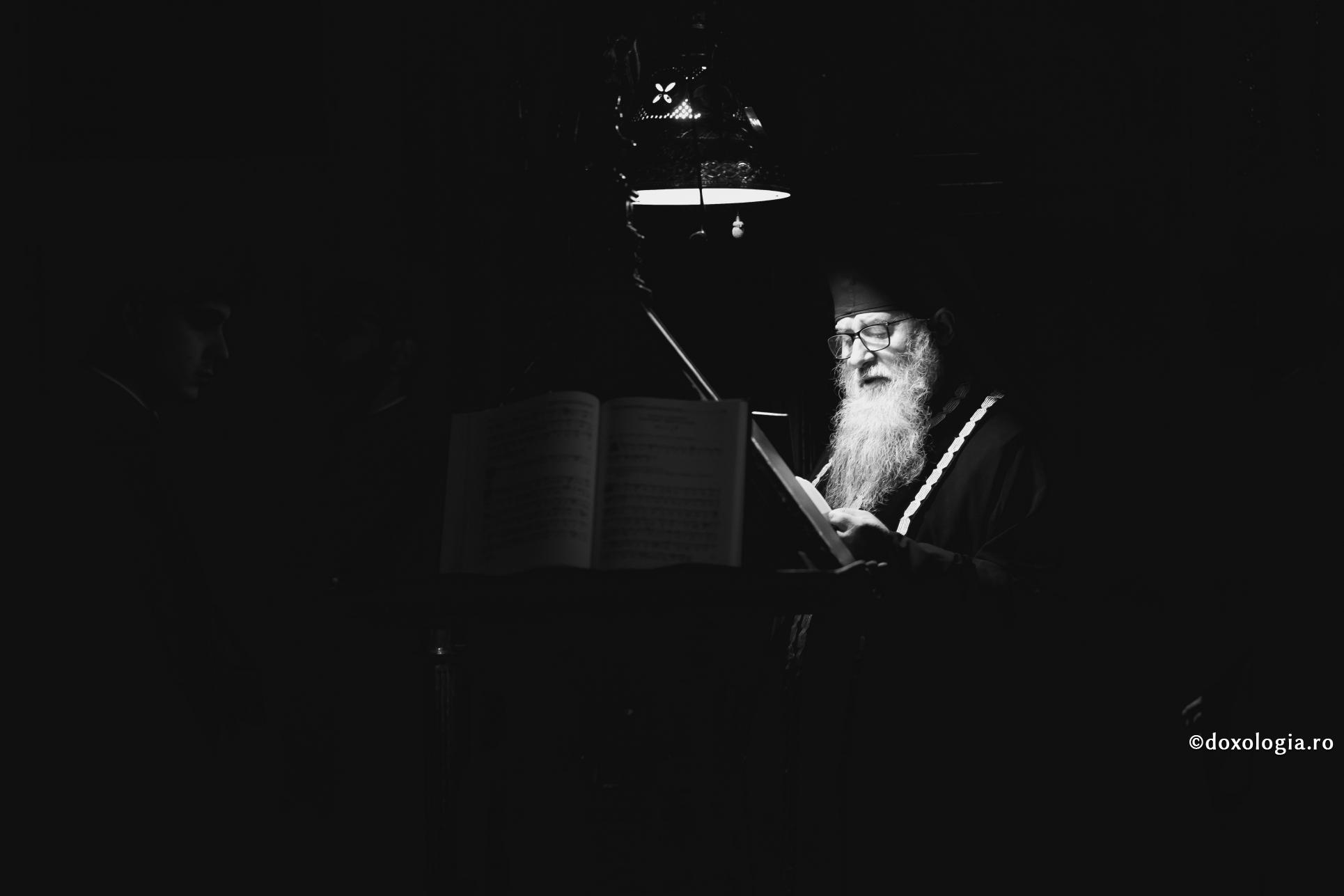 Preot citind în strană