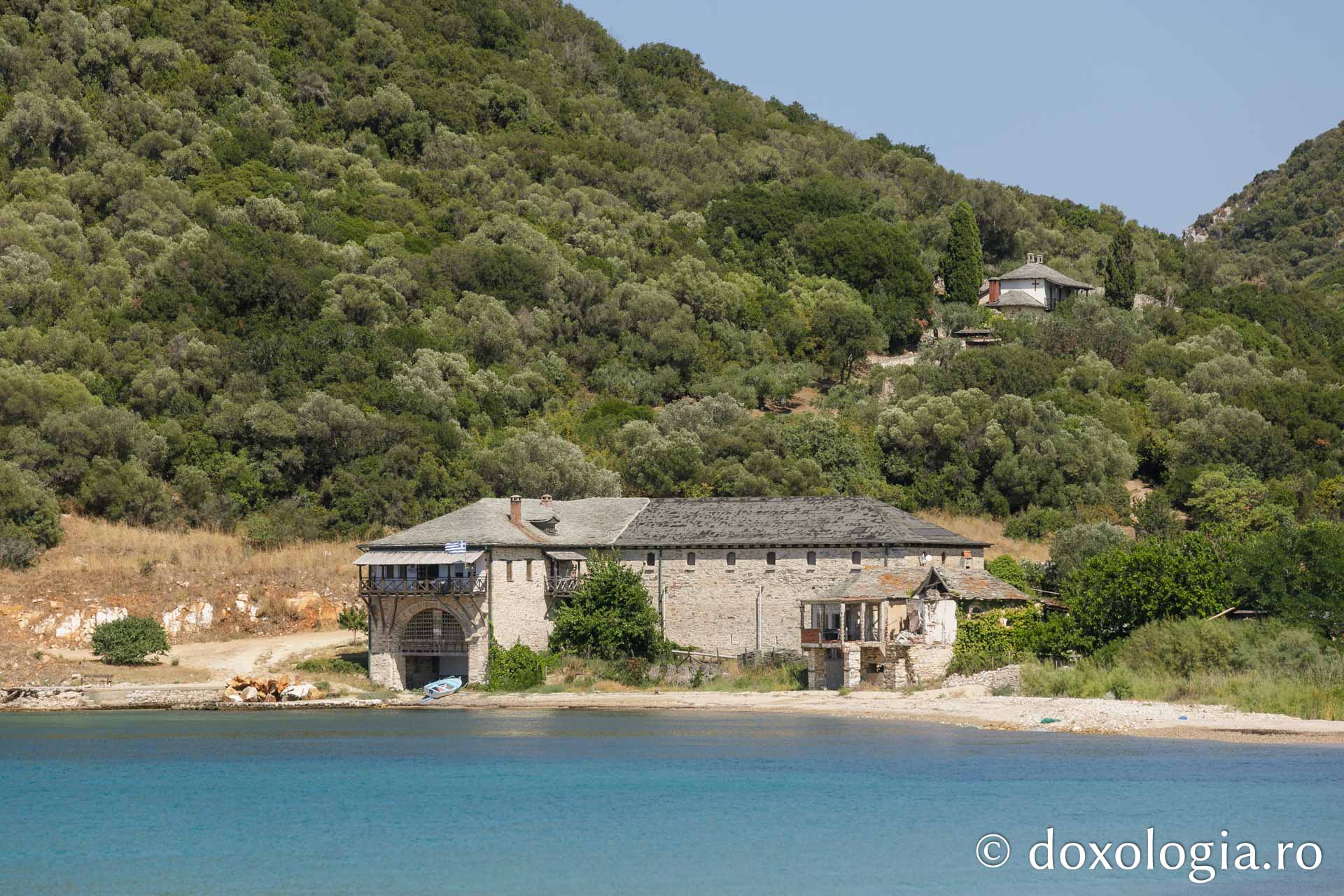 Arsanaua „Sfântul Vasile” a Mănăstirii Hilandar – vedere dinspre Kathisma „Înălţarea Domnului” / Foto: Pr. Silviu Cluci Arsanaua „Sfântul Vasile” a Mănăstirii Hilandar