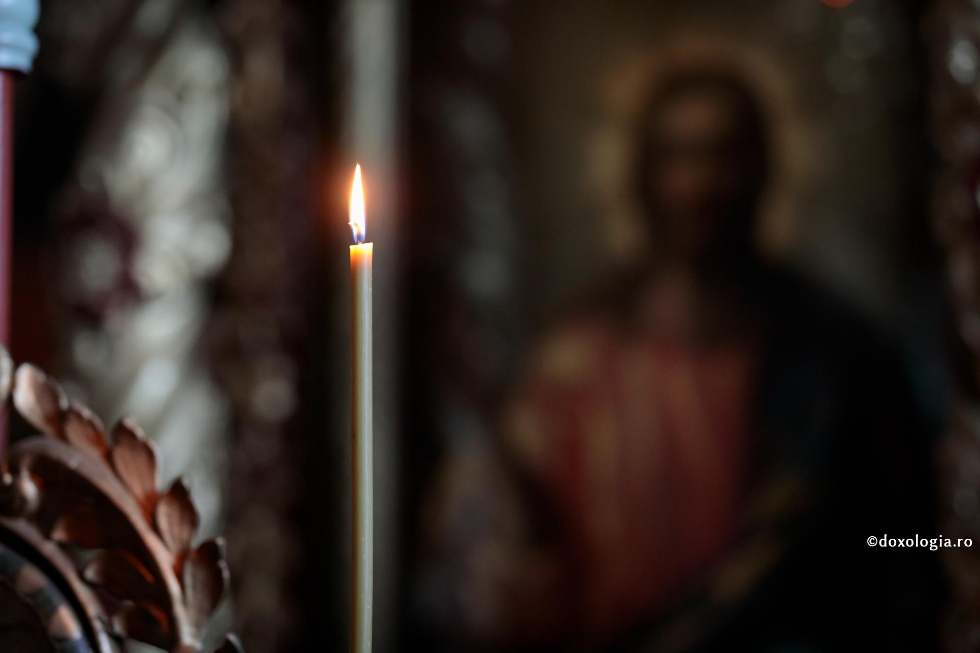 lumânare aprinsă în sfeșnic