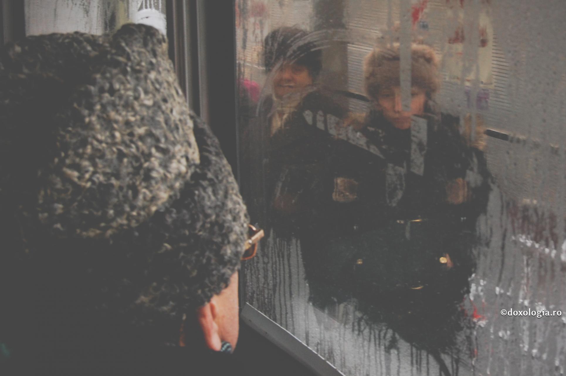 oameni in mijloacele de trasnport in comun