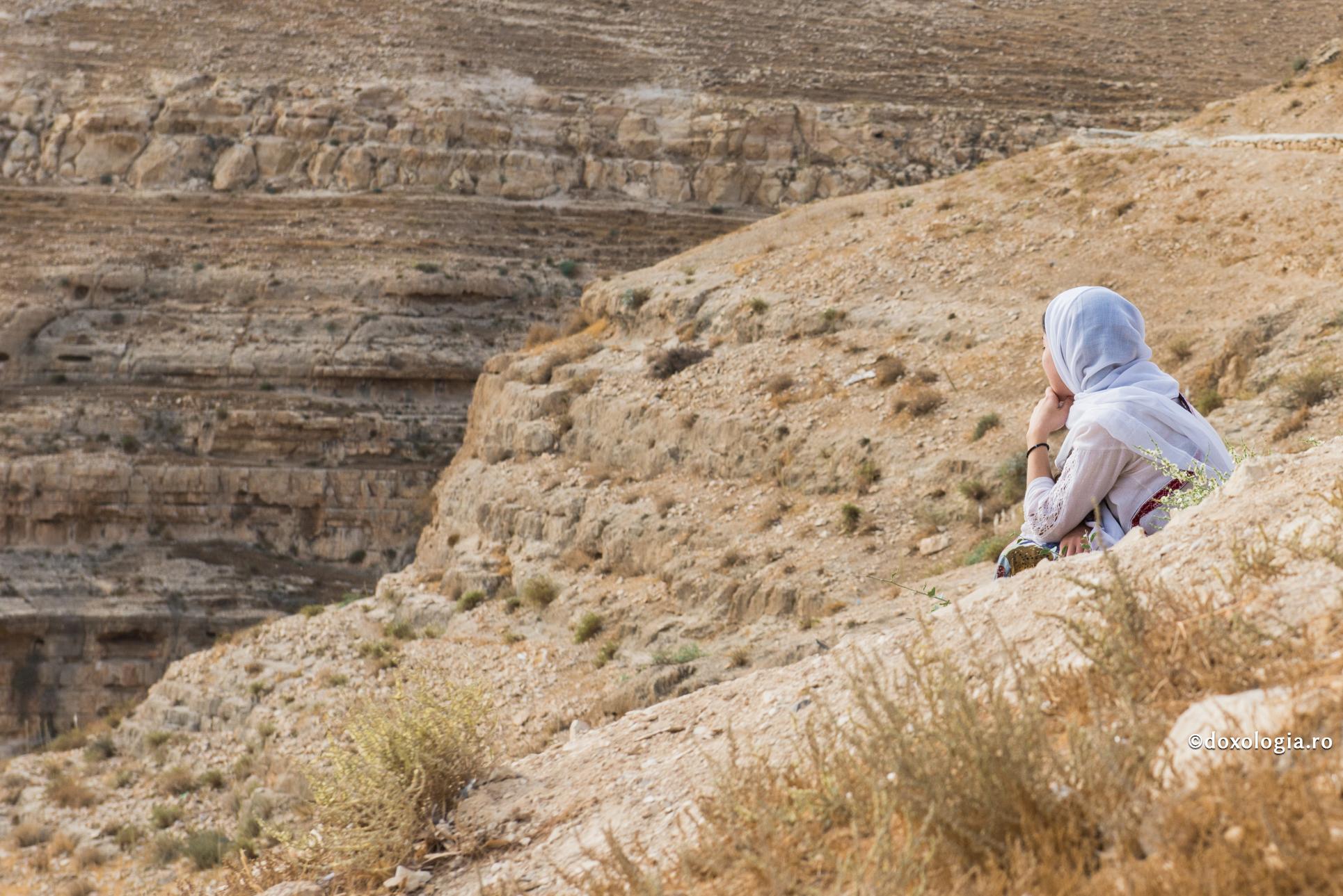 femeie privind în zare