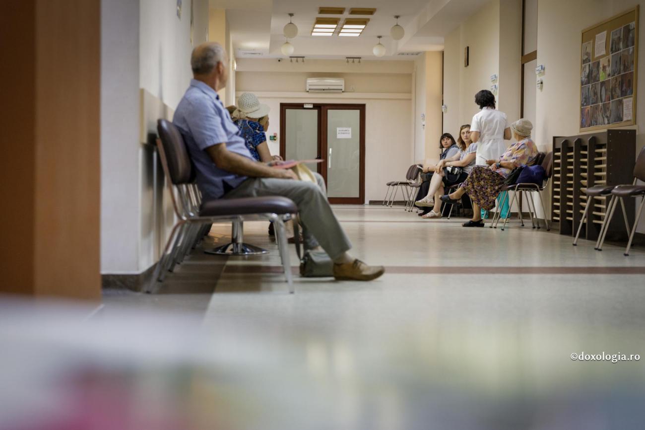 Pacient pe holul spitalului