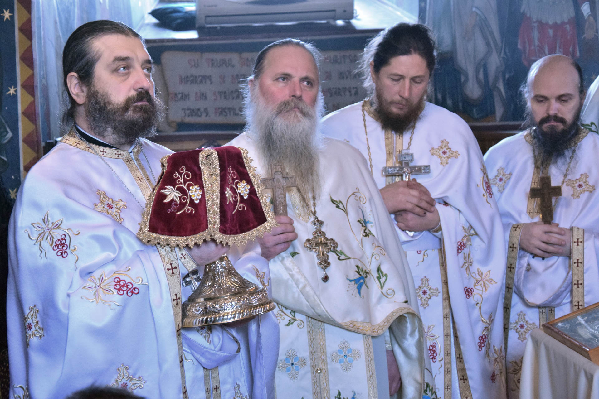 Liturghie arhierească la schitul cu șapte viețuitori