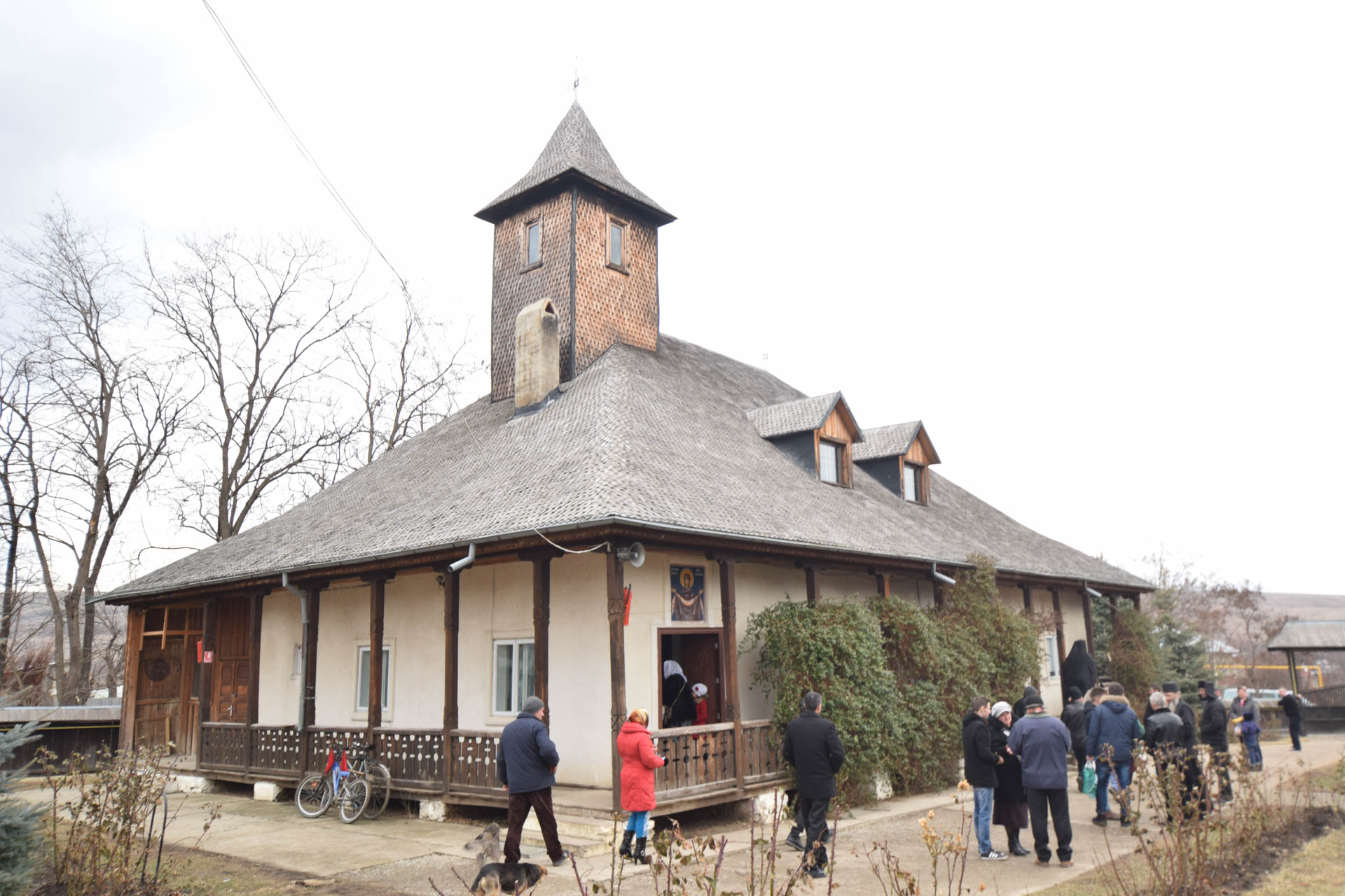 Liturghie arhierească la schitul cu șapte viețuitori