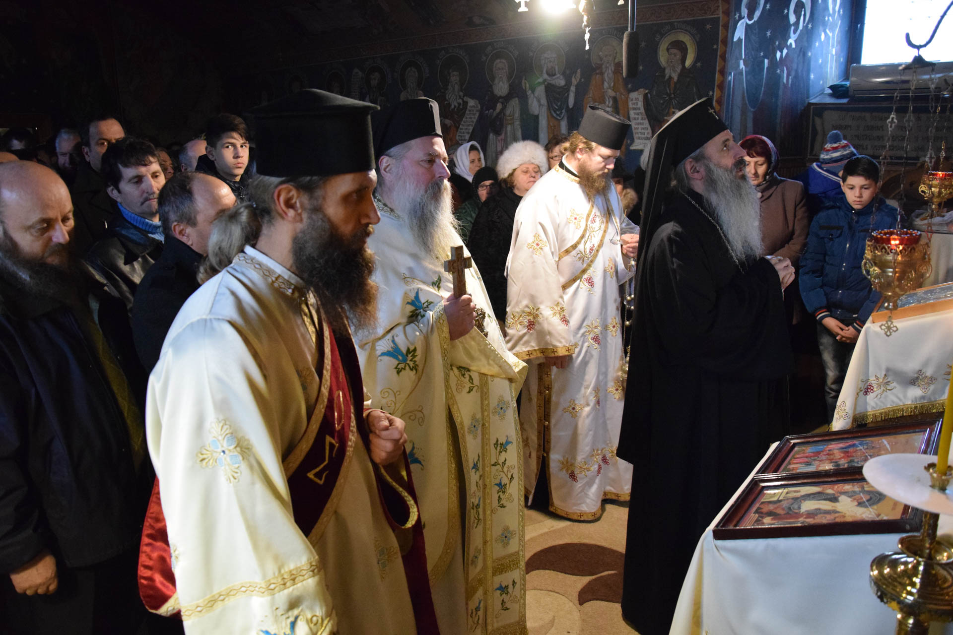 Liturghie arhierească la schitul cu șapte viețuitori