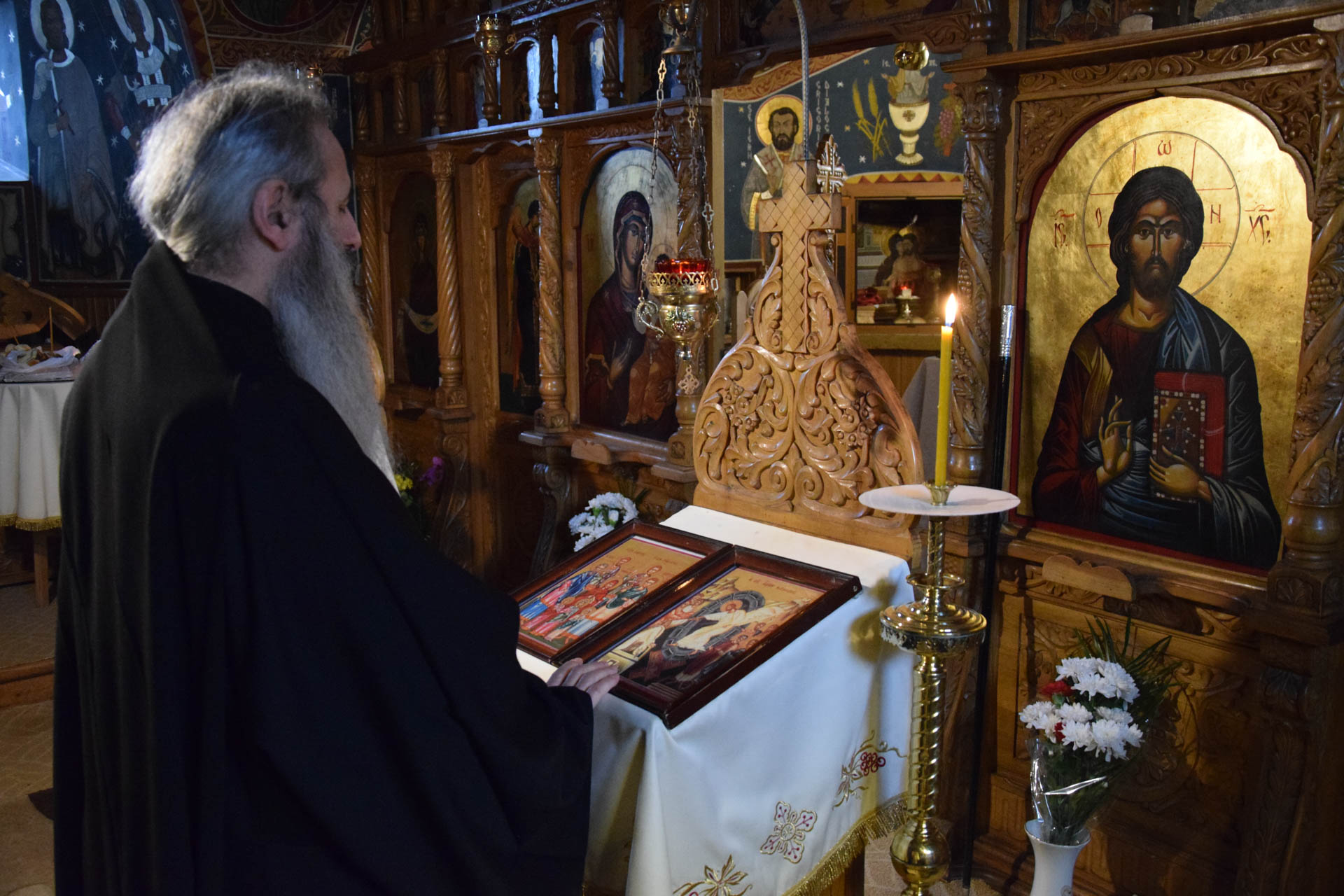 Liturghie arhierească la schitul cu șapte viețuitori