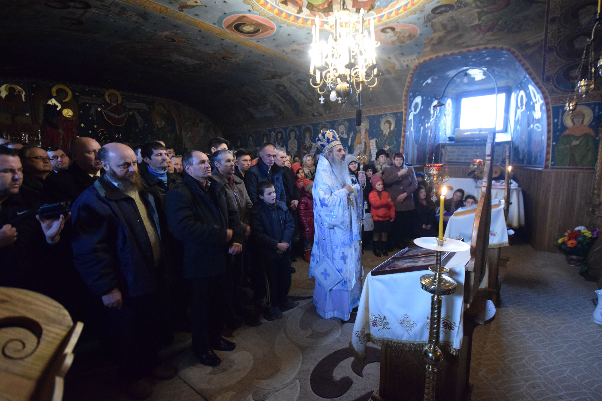 Liturghie arhierească la schitul cu șapte viețuitori